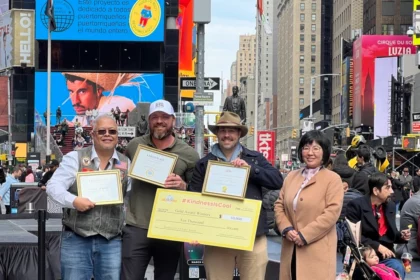 Freundlichkeit ist Trumpf: Gan Jing World verleiht Video-Awards auf dem Times Square