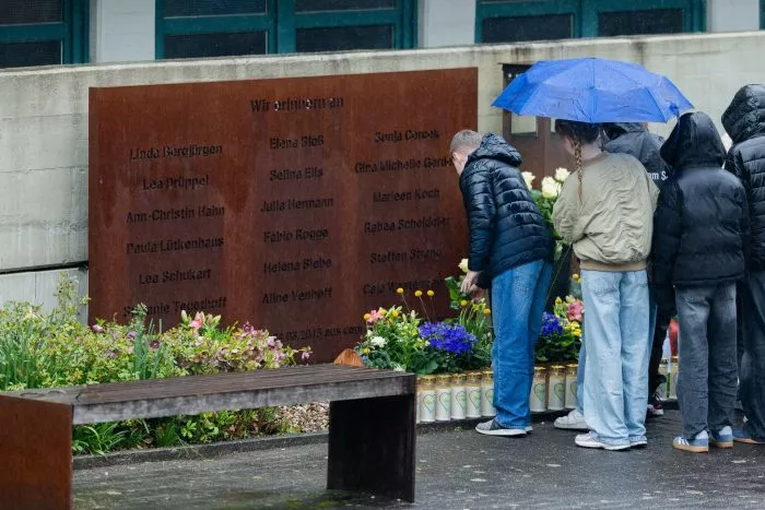Cremefarbene Rosen für die Verstorbenen: Schüler in Haltern erinnern an die Opfer des Germanwings-Absturzes vor zehn Jahren.