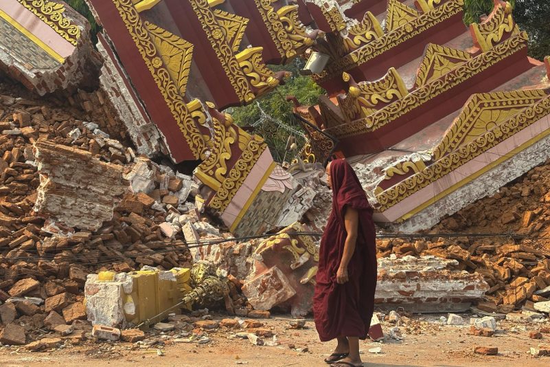 Ein buddhistischer Mönch geht in der Nähe einer eingestürzten Pagode nach einem Erdbeben in Mandalay.
