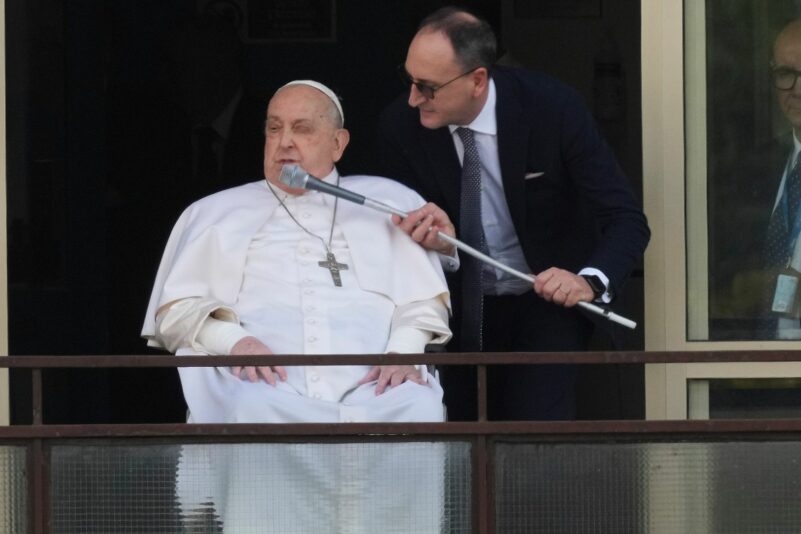 Papst Franziskus zeigt sich erstmals wieder der Öffentlichkeit.