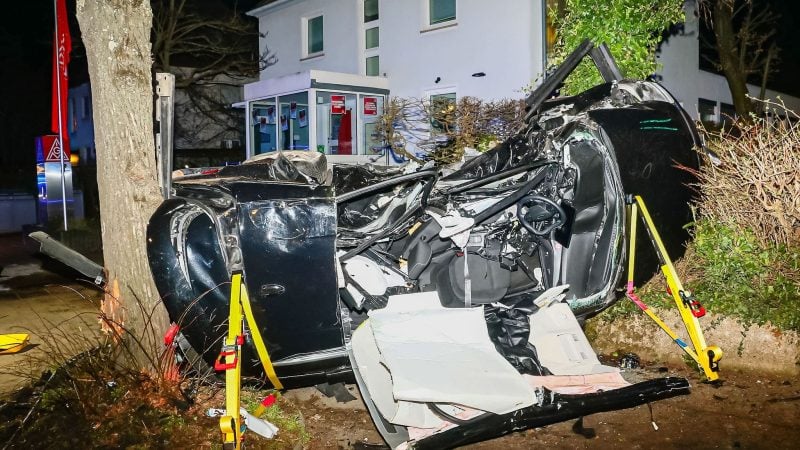 Das Auto, in dem die beiden Frauen saßen, wurde durch den Zusammenprall von der Fahrbahn geschleudert und zwischen zwei Bäumen eingeklemmt.