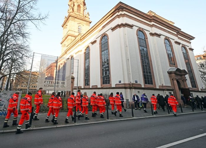 Am Tag nach der Todesfahrt von Mannheim gedenken die Menschen in einem Gottesdienst der Opfer. 