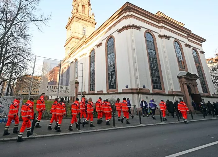 Am Tag nach der Todesfahrt von Mannheim gedenken die Menschen in einem Gottesdienst der Opfer.