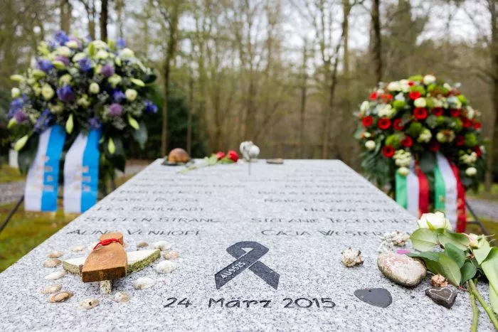 Kränze erinnern zum Jahrestag auf dem Friedhof in Haltern an die Verstorbenen des Ortes.