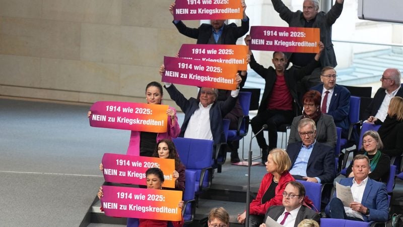 Proteste im Bundestag: Sahra Wagenknecht, die Parteivorsitzende vom Bündnis Sahra Wagenknecht (BSW), und Mitglieder ihrer Gruppe halten im Bundestag Schilder mit der Aufschrift "NEIN zu Kriegskrediten!". Bei einer Sondersitzung des Bundestages wird zur Reform der Schuldenbremse und zum milliardenschweren Finanzpaket für Verteidigung, Infrastruktur und Klimaschutzmaßnahmen abgestimmt.