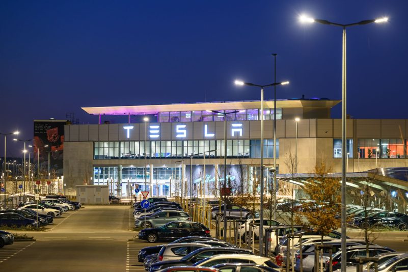 Das Tesla-Werk in Grünheide bei Berlin wird drei Jahre alt. Der Absatz in Deutschland sinkt, Tesla ist dennoch zuversichtlich (Archivbild).