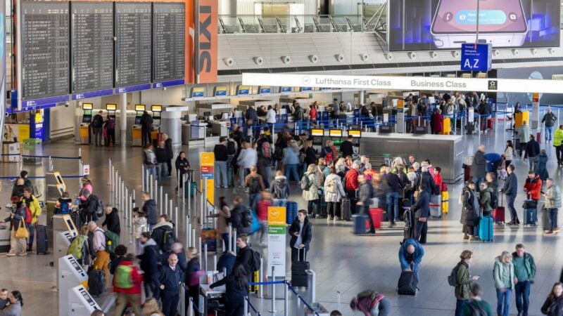 Mehr als 500.000 Flugpassagiere können ihre Reisen am Montag nicht wie geplant antreten.