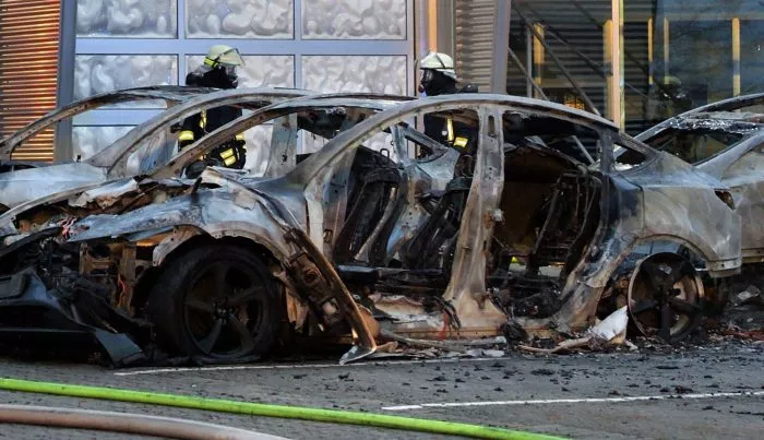 Ausgebrannte Teslas stehen vor einem Tesla-Autohaus im Landkreis Verden in Niedersachsen. Die Ursache des Feuers, bei dem mehrere Fahrzeuge zerstört wurden, war zunächst unklar.
