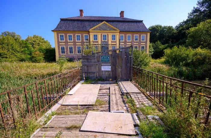 Das kulturgeschichtlich bedeutende Schloss Johannstorf im nordwestmecklenburgischen Dassow ist abgebrannt. (Archivbild)