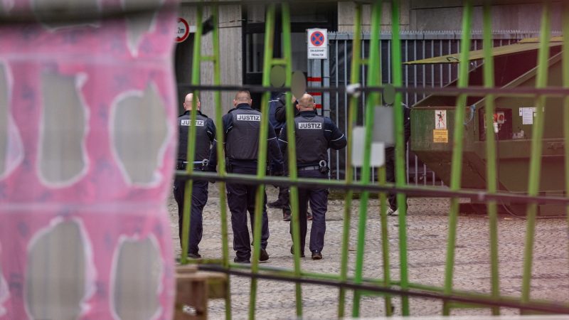 Justizbeamte stehen im Innenhof des Amtsgerichts Bielefeld. Dort in der Nähe fielen am Mittwoch Schüsse. (Archivbild)