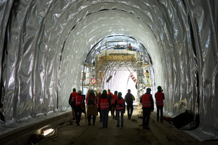 Wiederaufbau im Ahrtal - hier läuft eine Personengruppe bei Altwahr durch einen Tunnel der Bahnstrecke