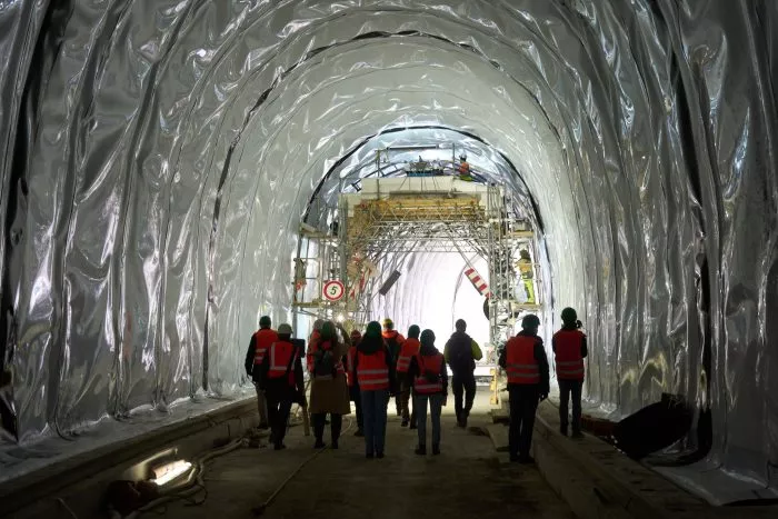 Wiederaufbau im Ahrtal - hier läuft eine Personengruppe bei Altwahr durch einen Tunnel der Bahnstrecke