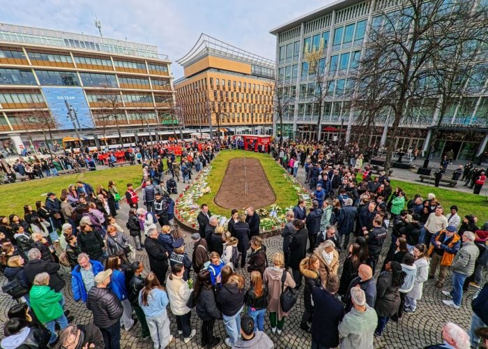 Rund 1.500 Menschen kamen zum interreligiösen Gebet in Mannheim, um der Opfer der Todesfahrt vor einer Woche zu gedenken. 