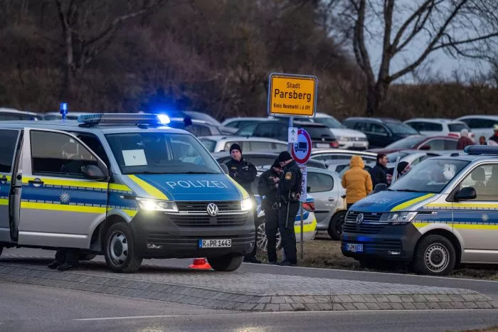 Polizei und Einsatzkräfte stehen nach einem Zwischenfall am Rand einer Feier.