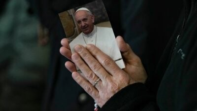 Papst Franziskus ist bereits seit mehr als drei Wochen im Krankenhaus.