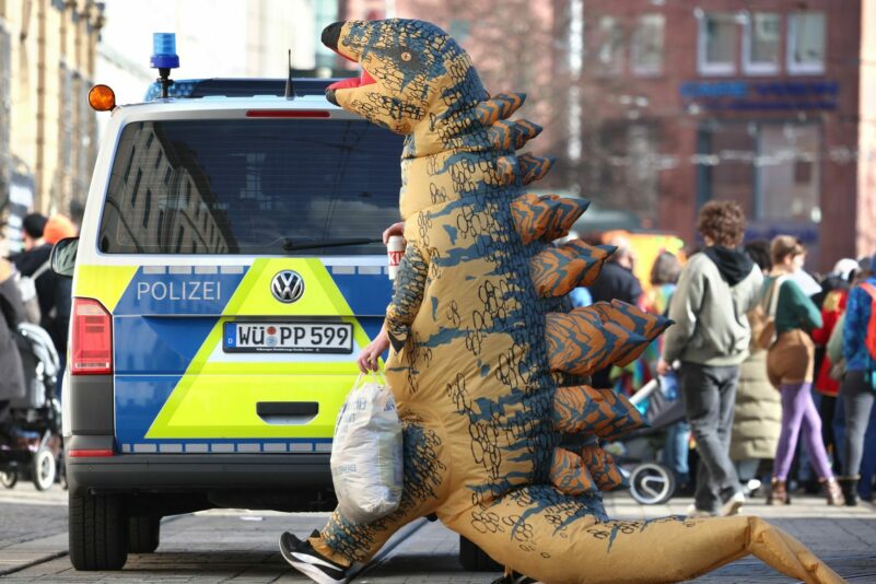 Vorfahrt für Dinos - jedenfalls beim Faschingszug in Würzburg.