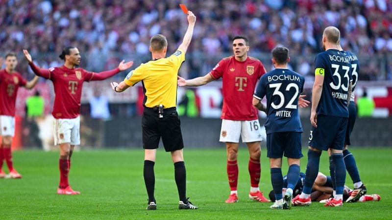 Wendepunkt: Bayern-Profi Joao Palhinha (M.) sieht gegen den VfL Bochum Rot.