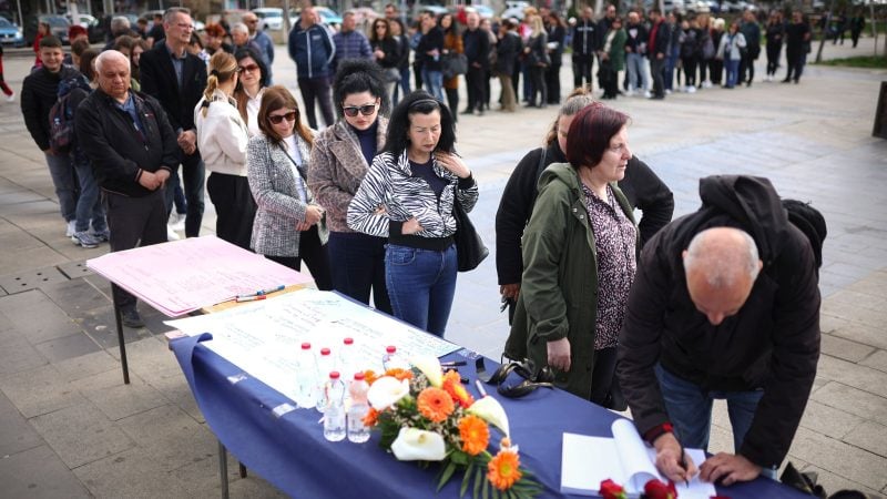 Nach der verheerenden Brandkatastrophe in der Diskothek in Kocani mit mindestens 59 Toten ist die Trauer Nordmazedonien groß - die Menschen stehen Schlange, um sich in Kondolenzbücher einzutragen.