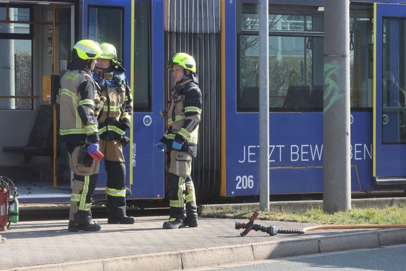 Einsatzkräfte von Polizei und Feuerwehr waren nach dem Brandanschlag auf eine Frau in einer Straßenbahn in Gera am Sonntag im Einsatz.