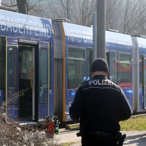 In der Straßenbahn: Frau mit Benzin übergossen und angezündet – Großfahndung nach Täter