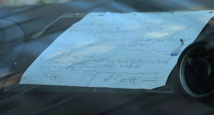 Auf dem Zettel im Fahrzeug, das der Todesfahrer von Mannheim fuhr, stehen Notizen.