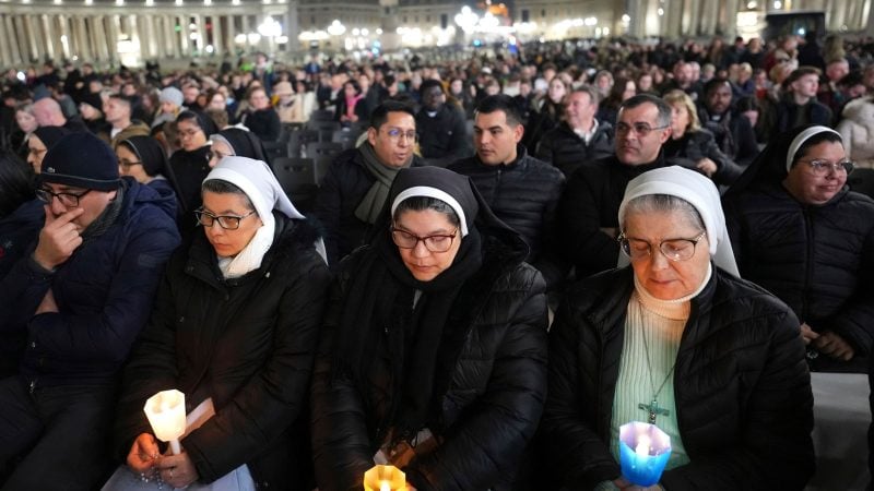 Unter den Gläubigen auf dem Petersplatz, die für Papst Franziskus beteten, waren auch zahlreiche Nonnen.