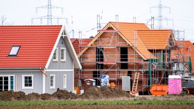 Verbraucher müssen wieder deutlich höhere Zinsen für Immobilienkredite zahlen. (Archivbild)