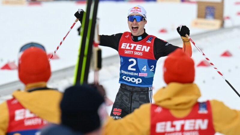 Vinzenz Geiger (M) läuft jubelnd in die Arme seiner Weltmeister-Kollegen.