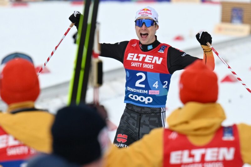 Vinzenz Geiger (M) läuft jubelnd in die Arme seiner Weltmeister-Kollegen.