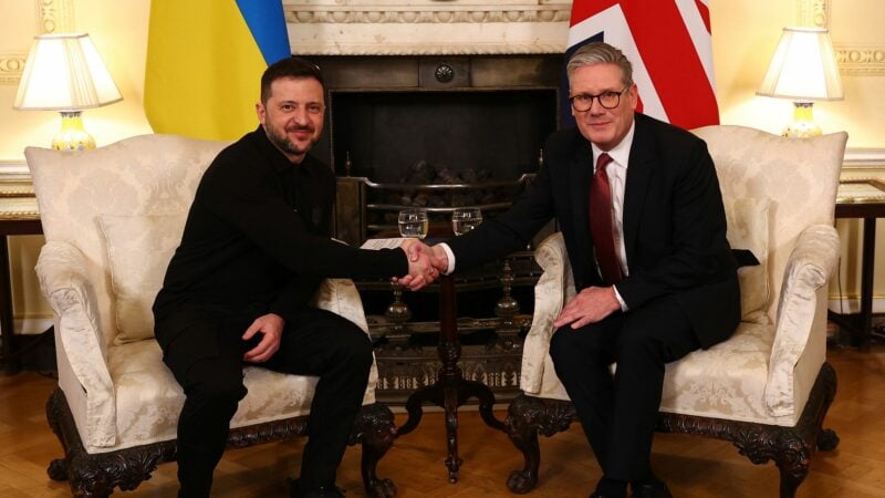 Handshake und Umarmung: Der britische Premier Starmer empfing Selenskyj am Samstagabend betont herzlich.