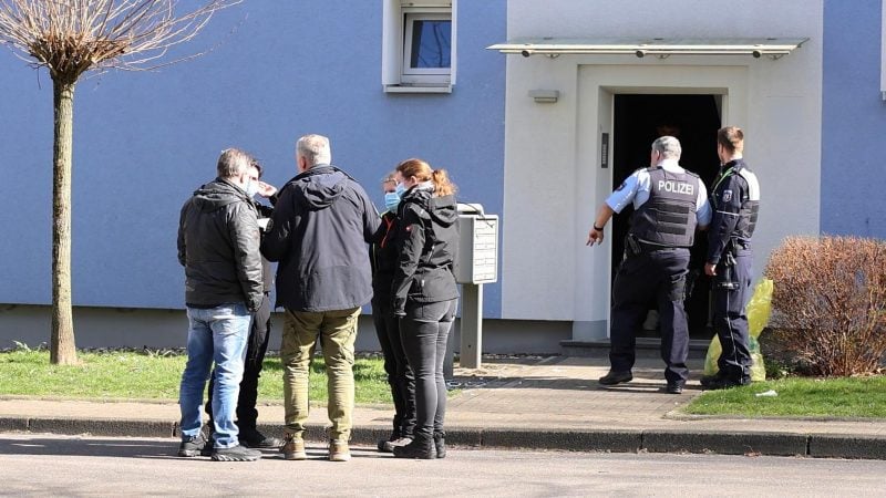 Im Hausflur vor seiner Wohnungstür soll der mutmaßliche Messerangreifer von der Polizei erschossen worden sein.