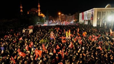 Zahlreiche Menschen trugen ihren Ärger über die Festnahme Imamoglus trotz eines Demonstrationsverbots in Istanbul auf die Straße