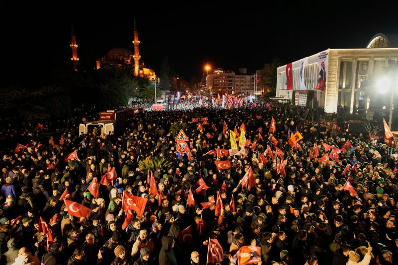 Zahlreiche Menschen trugen ihren Ärger über die Festnahme Imamoglus trotz eines Demonstrationsverbots in Istanbul auf die Straße