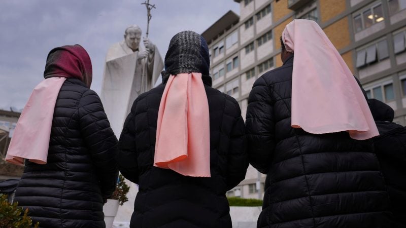 Papst Franziskus liegt seit mehr als zwei Wochen im Gemelli-Krankenhaus, wo vor einem Denkmal von Johannes Paul II. Nonnen für ihn beten.