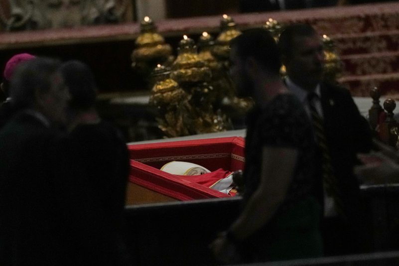 Bevor der Sarg von Franziskus geschlossen wurde, konnten Menschen im Petersdom Abschied nehmen.