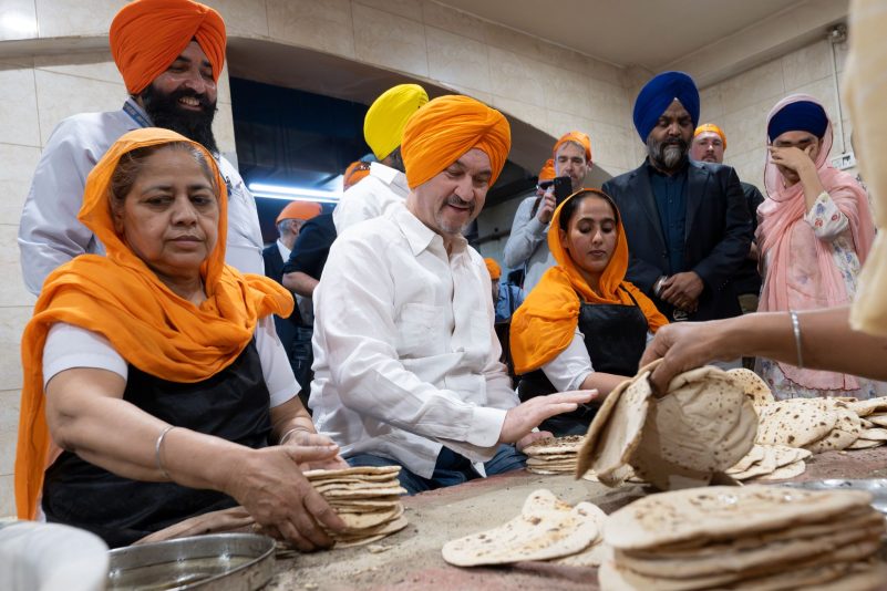 Bayerns Ministerpräsident Markus Söder besucht die Großküche des Sikh-Tempel «Gurudwara Bangla Sahib» in Neu-Delhi und trägt dabei einen Turban auf dem Kopf.