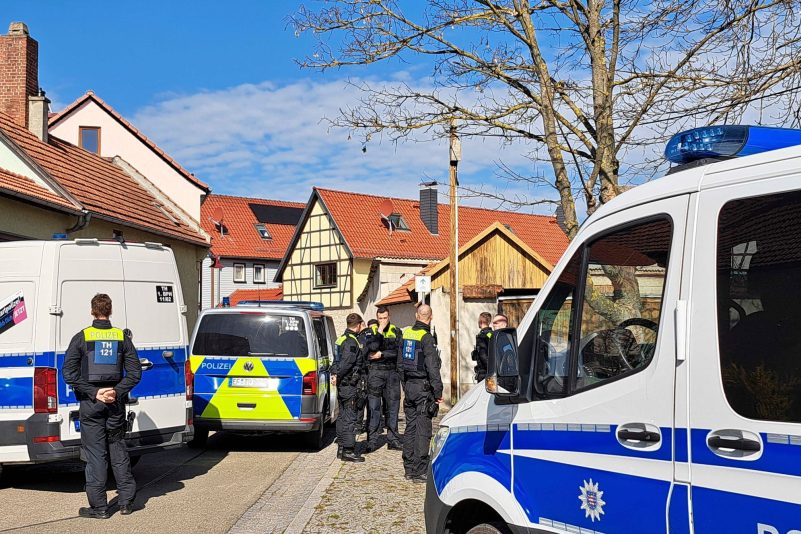 Polizeibeamte sichern die Umgebung um einen Tatort im thüringischen Klettbach, wo vier Menschen tot aufgefunden worden waren.