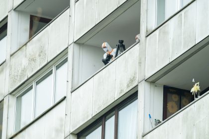 15-Jähriger stürzt vom Balkon im achten Stock – fünf Festnahmen
