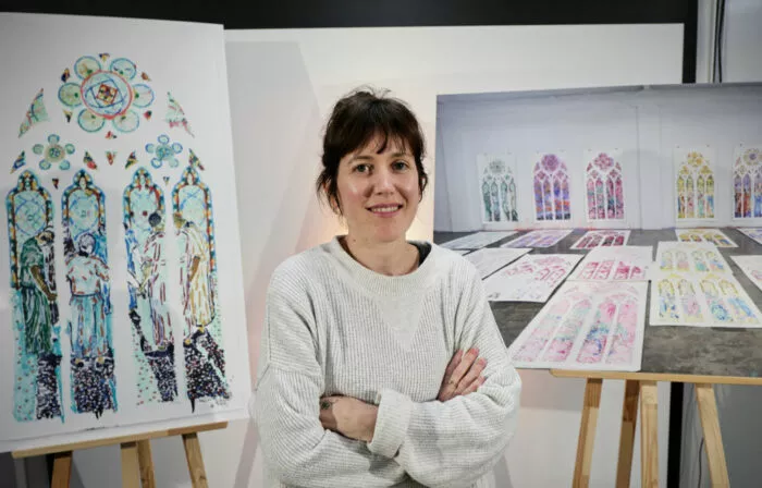 Künstlerin Claire Tabouret und ihre Entwürfe zu den neuen Fenstern der Notre-Dame de Paris