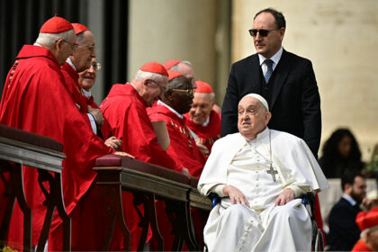 Papst Franziskus nimmt an Oster-Messe teil – Treffen mit US-Vizepräsidenten Vance