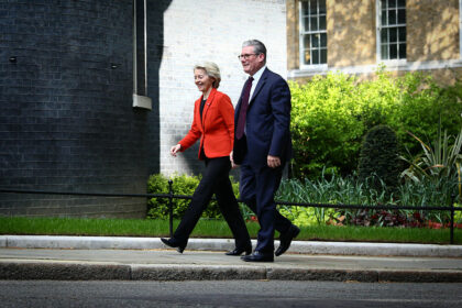 Verteidigung und Post-Brexit-Zusammenarbeit: Von der Leyen trifft Starmer in London