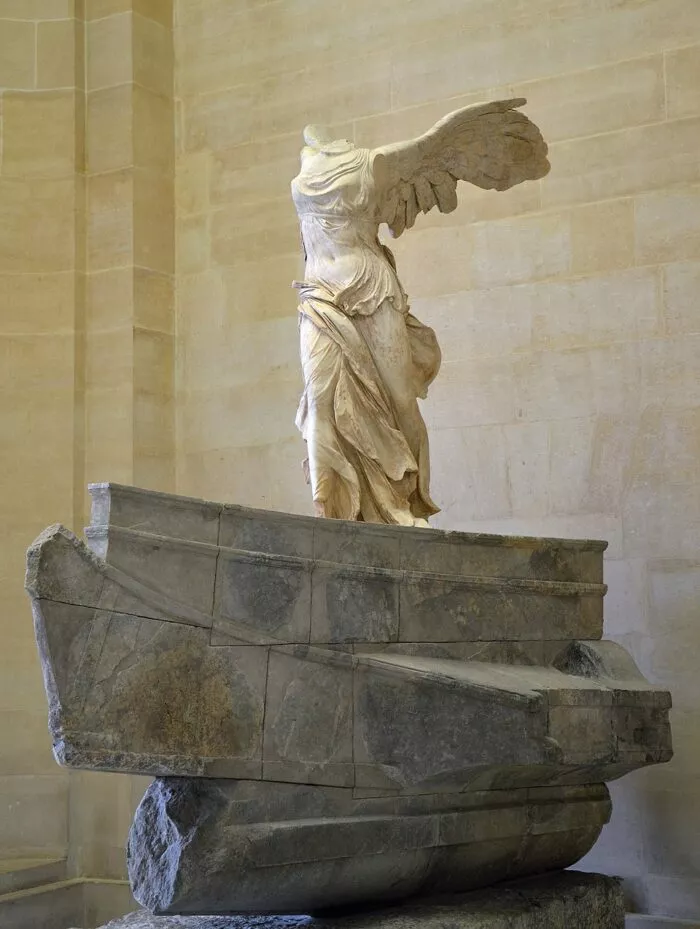 Nike von Samothrake (Seitenansicht)