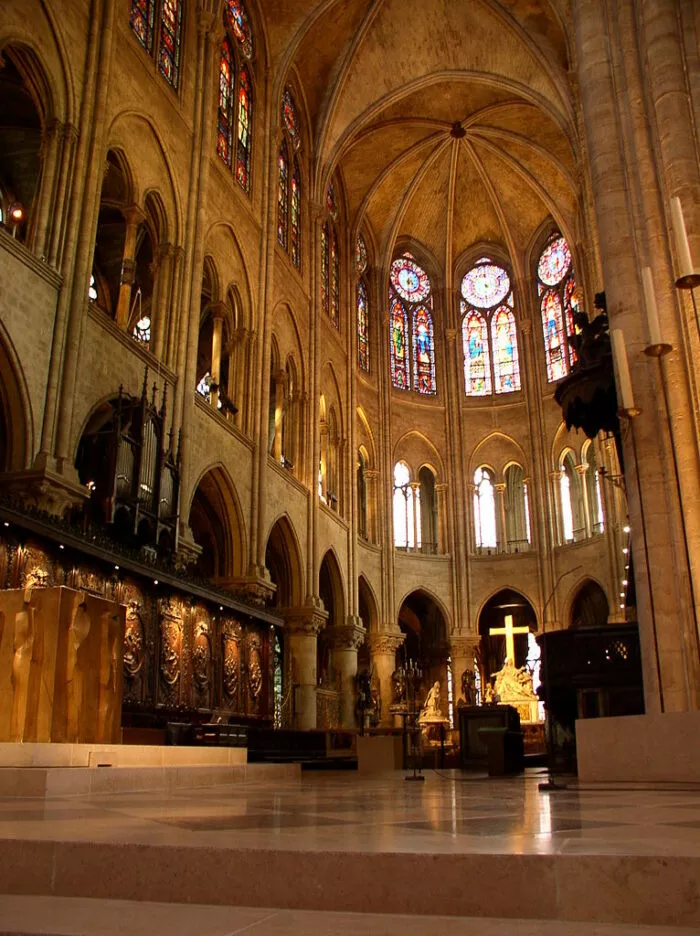 Blick in den Altarraum der Notre-Dame de Paris