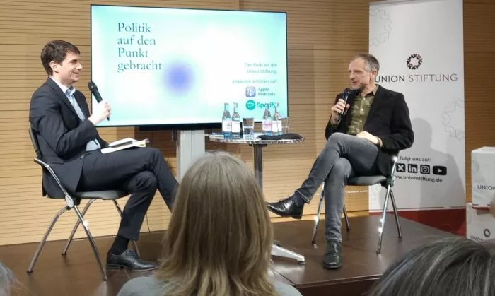 Der ehemalige „Tagesschau“-Redakteur Alexander Teske (r.) im Gespräch mit Michael Scholl, dem Geschäftsführer der Union Stiftung Saarbrücken. Foto: Epoch Times
