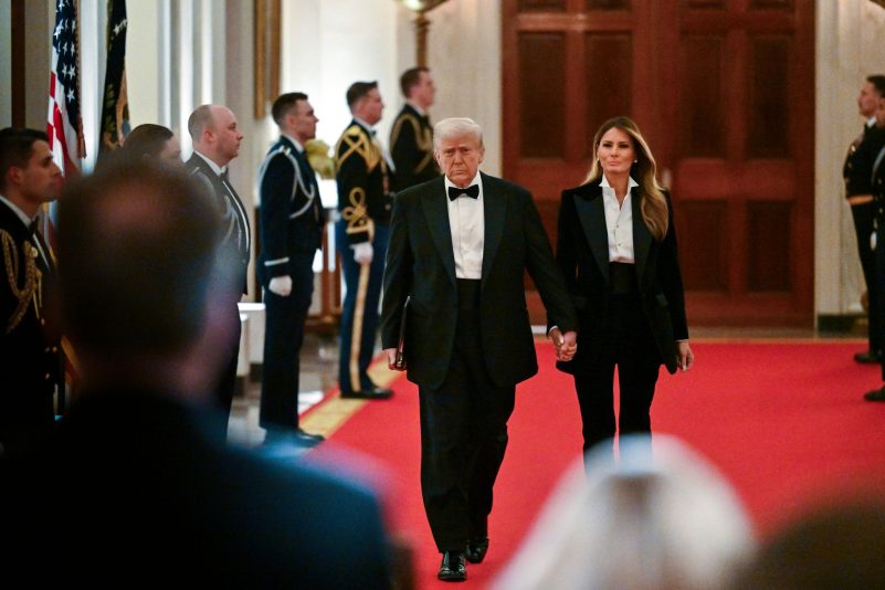 US-Präsident Trump und seine Ehefrau Melania reisen zur Bestattung des Papstes.
