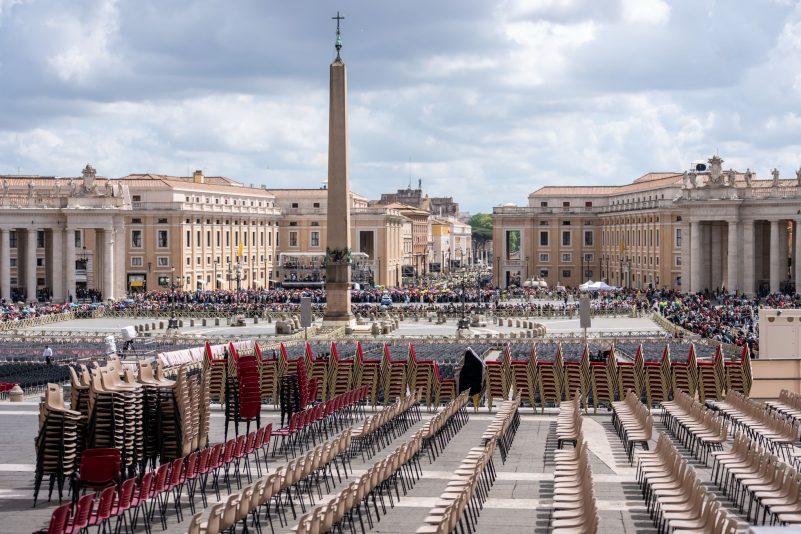 Auf dem Petersplatz laufen die Vorbereitungen für das große Requiem.