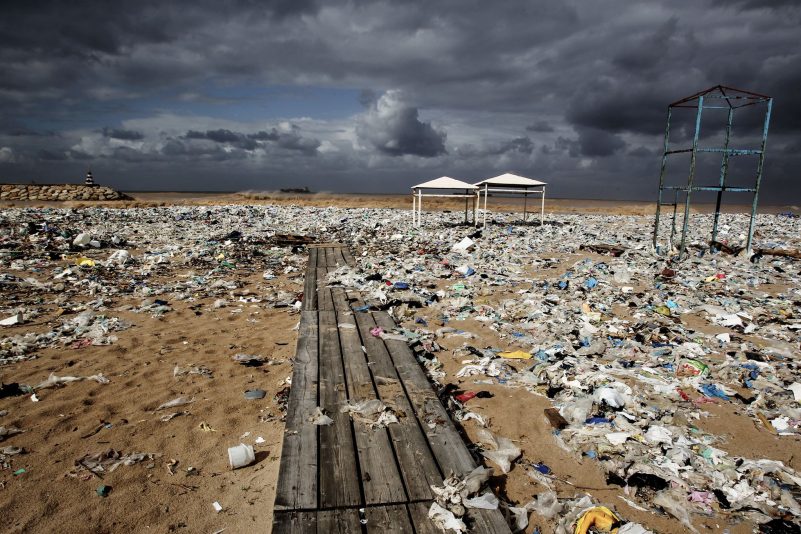 Plastikmüll liegt an einem Mittelmeer-Strand nahe Beirut