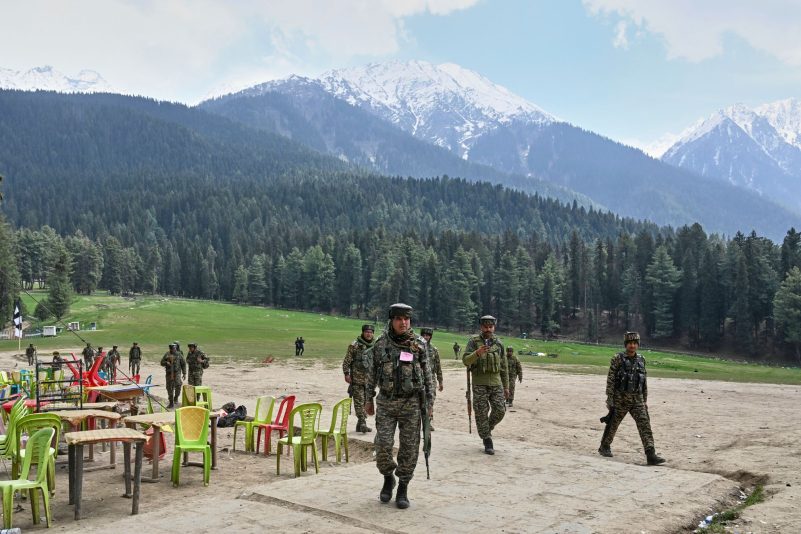 Indische Sicherheitskräfte inspizieren den Ort in Pahalgam, an dem Militante am Dienstag wahllos das Feuer auf Touristen eröffnet haben. (Foto Archiv)