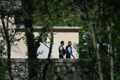 Nach tödlichen Messerangriff in französischer Moschee: 21-jähriger Verdächtiger stellt sich