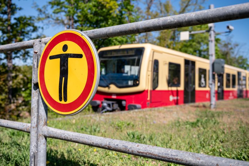 Zwei Menschen kamen beim Surfen auf einer S-Bahn ums Leben.